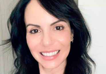 Ana Pazos- La batalla de la mujer multifacética contra la perfección