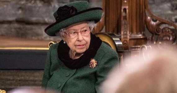 Isabel II reaparece en público para recordar a su difunto esposo, el príncipe Felipe