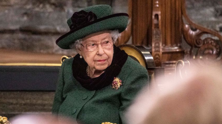 Isabel II reaparece en público para recordar a su difunto esposo, el príncipe Felipe