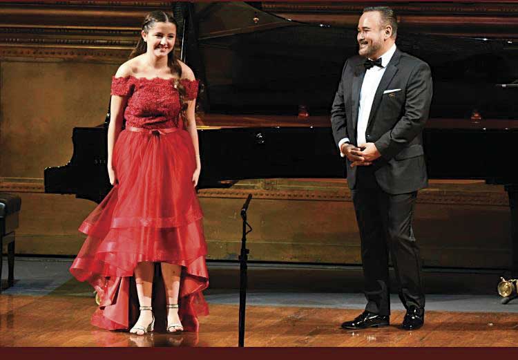 Además de presen- tarse en el Palacio de Bellas Artes, María acompañó a Javier Camarena en dos conciertos de su gira.