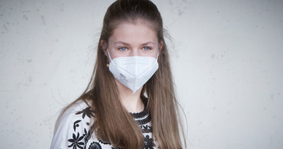 La futura reina, la princesa Leonor de España, reveló cómo luce su rostro sin mascarilla. 