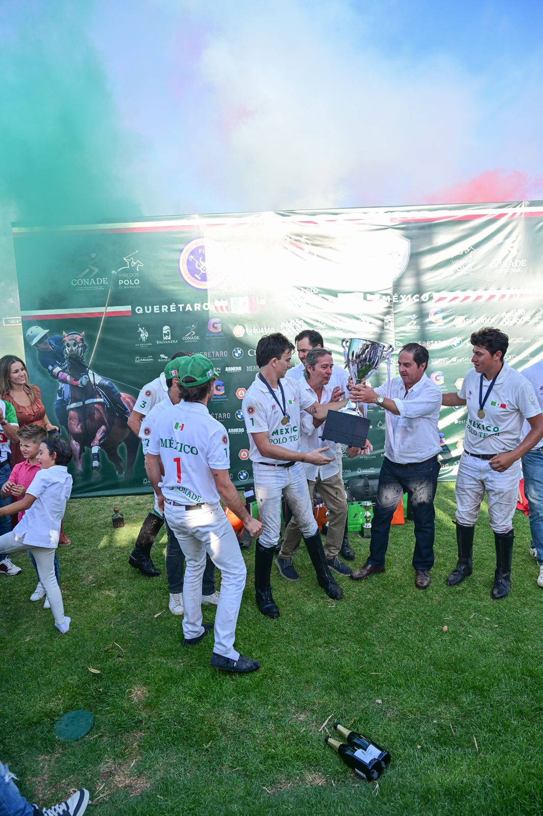 La selección mexicana de polo celebrando su triunfo y pase al mundial.