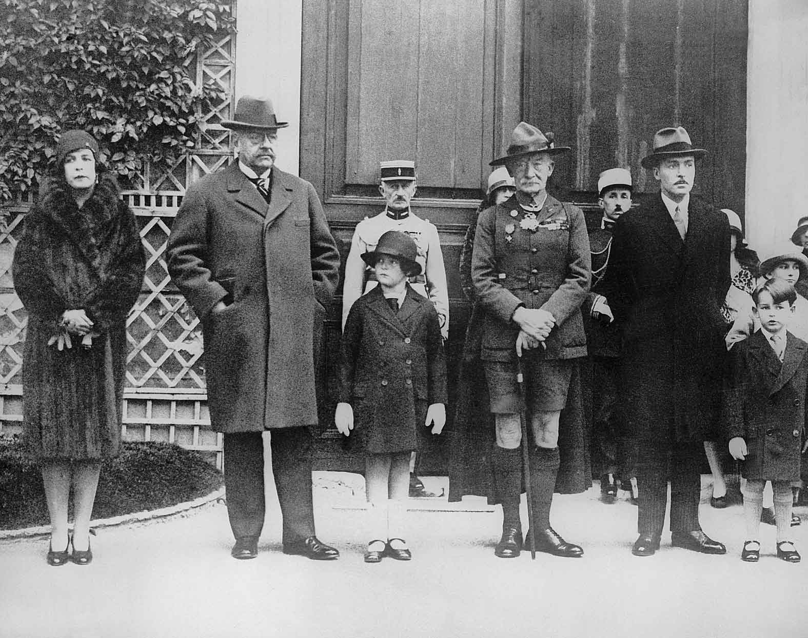 En la foto, la princesa Carlota junto a su padre Luis II, la princesa Antonieta, Robert Baden-Powell, Pierre de Polignac y el príncipe Rainiero en 1930.