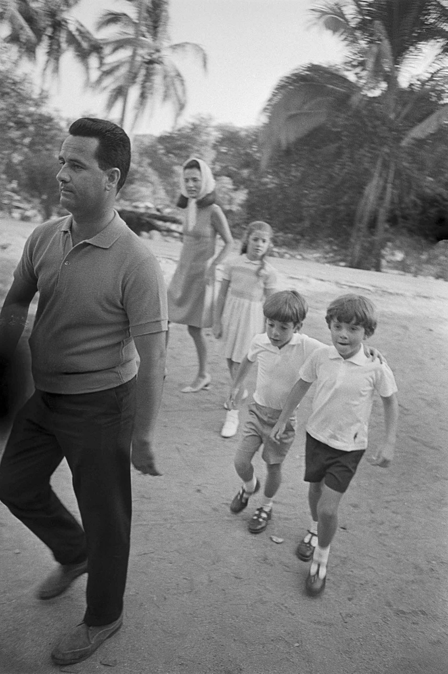 Jacky Kennedy en uno de los primeros viajes con sus hijos tras la muerte de su esposo.