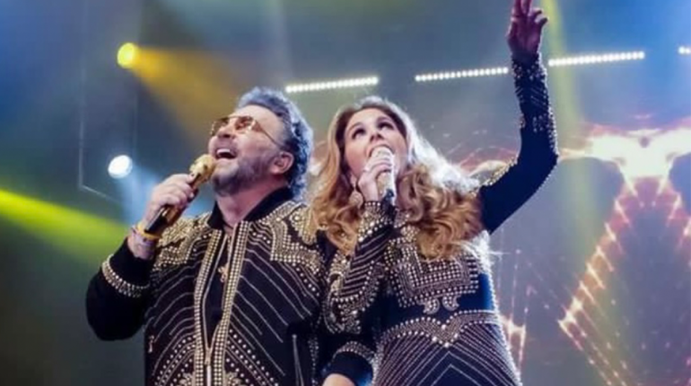 Lucero "consuela" a Manuel Mijares tras la muerte de su madre