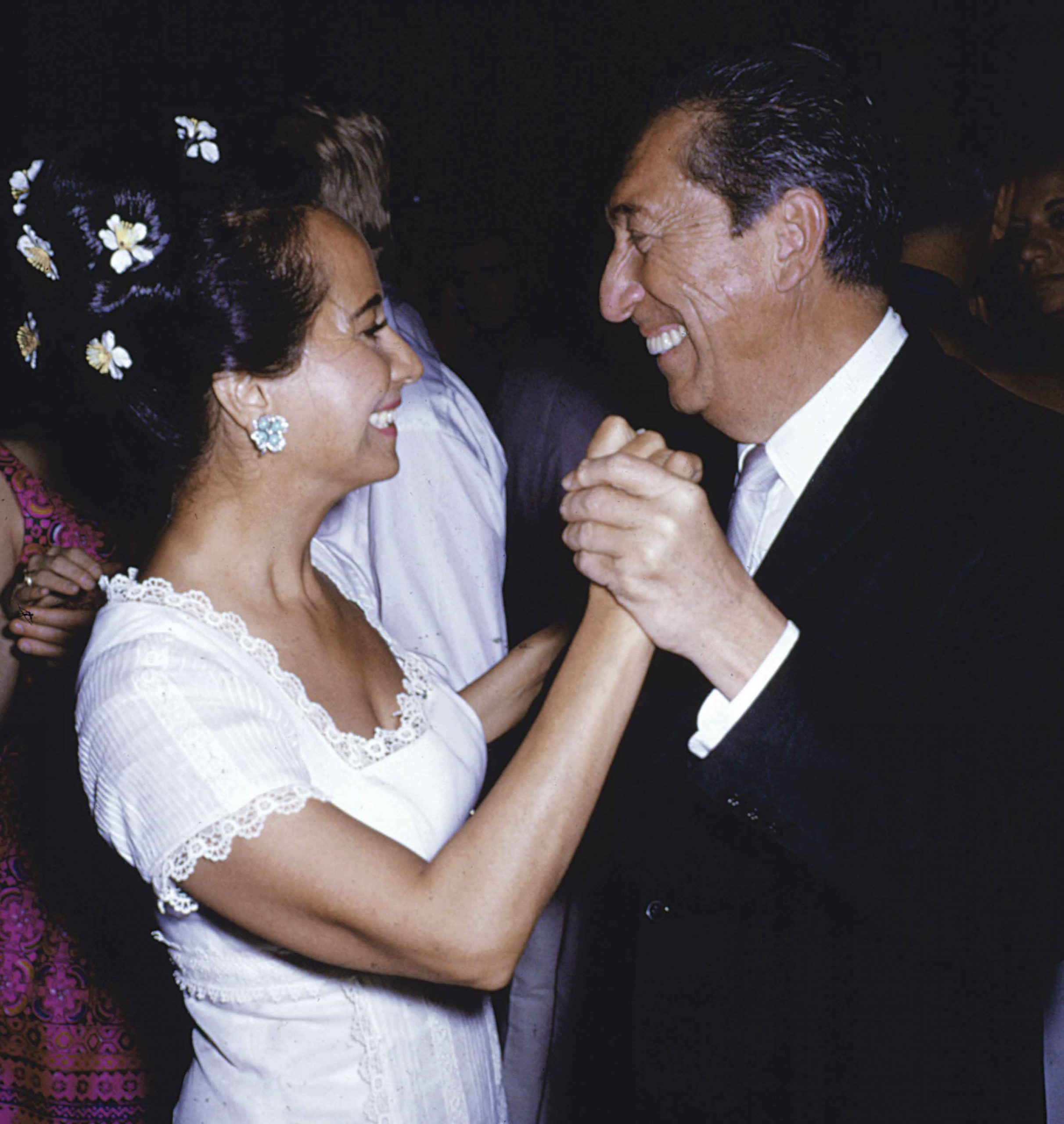 El ex presidente Miguel Alemán, bailando con la actriz Merle Oberon.