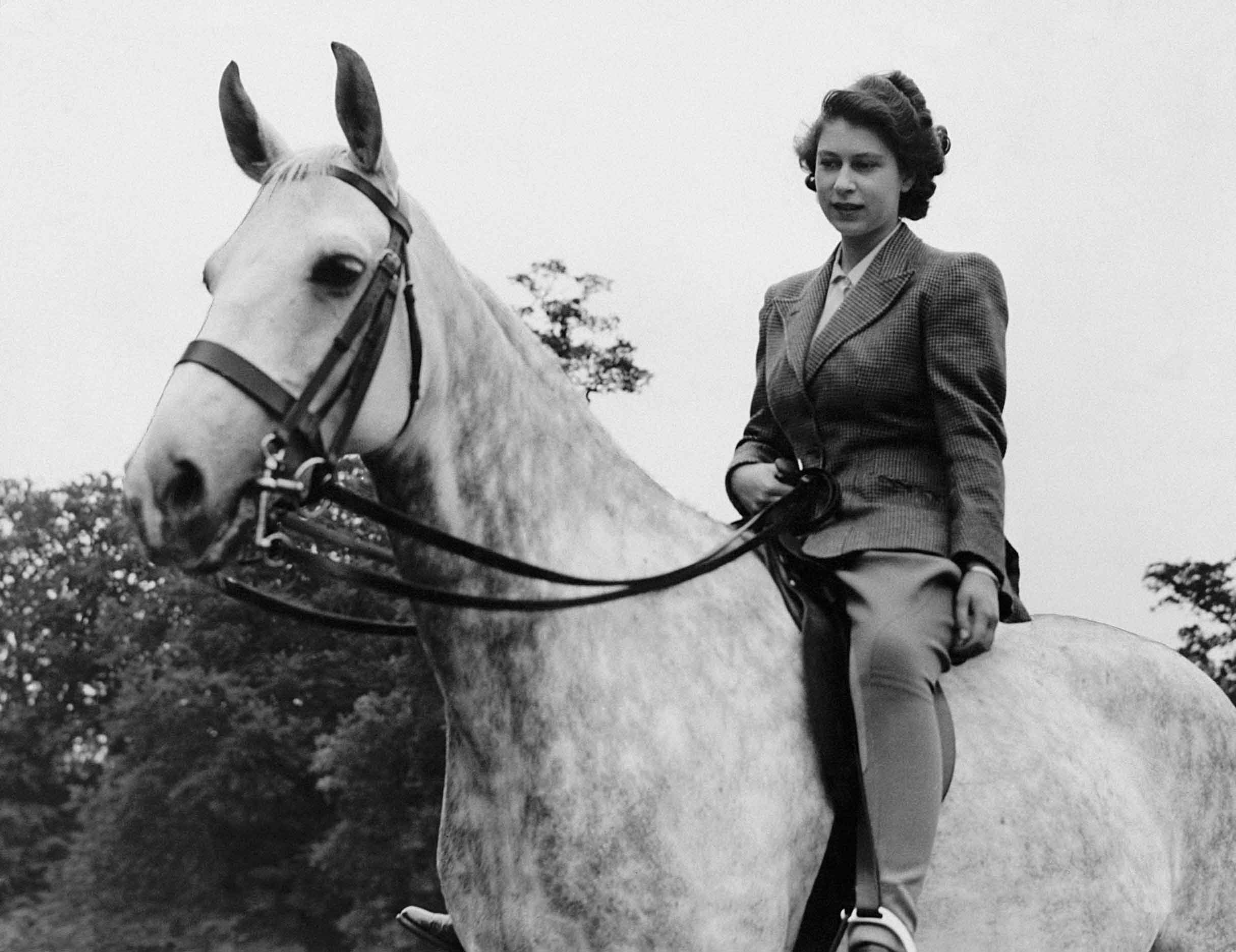 Isabel II no solo es amante de los caballos, sino que es una gran jinete. 