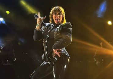 Alejandra Guzmán es hospitalizada tras sufrir fuerte caída en un concierto