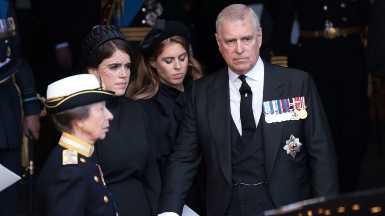 "Fuiste nuestra mano amorosa": Beatriz y Eugenia a su abuela Isabel II