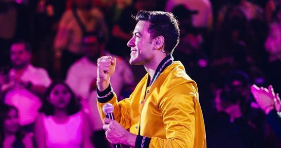 Carlos Rivera rompe en llanto en pleno concierto (VIDEO)