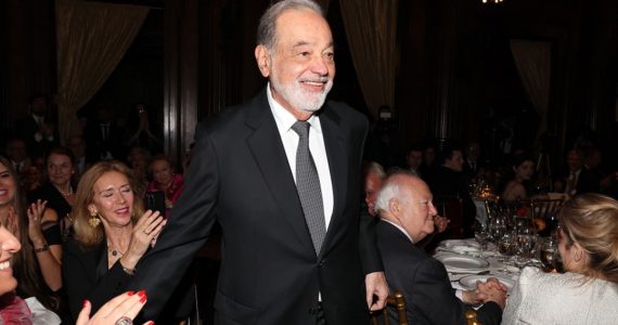 Carlos Slim propone eliminar la tesis y los exámenes para titulación