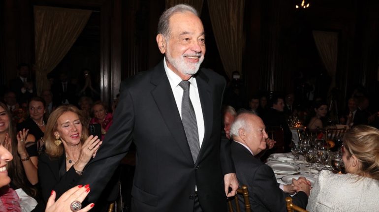 Carlos Slim propone eliminar la tesis y los exámenes para titulación
