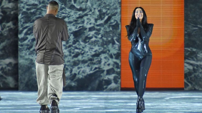 A sus 76 años, Cher sigue siendo un icono, así lo demostró en París