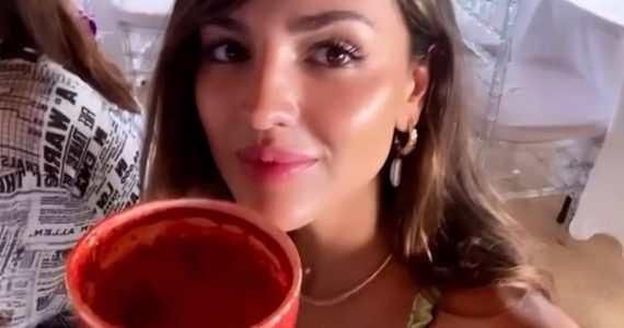 Eiza González se alista para las fiestas patrias con una "michelada"