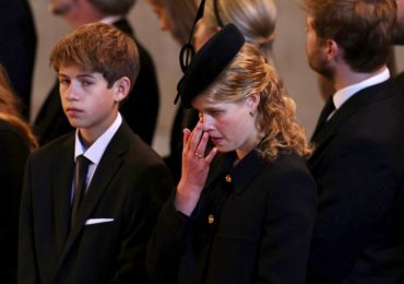 Él es James, el nieto poco conocido de Isabel II que asistió a su velatorio