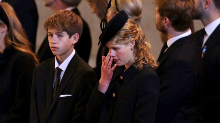 Él es James, el nieto poco conocido de Isabel II que asistió a su velatorio