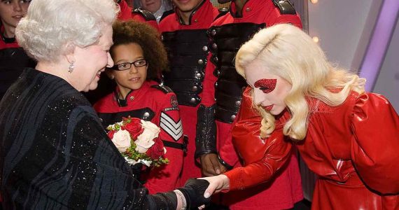 Madonna, Lady Gaga, Angelina Jolie y otros famosos que conocieron a Isabel II