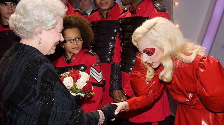Madonna, Lady Gaga, Angelina Jolie y otros famosos que conocieron a Isabel II