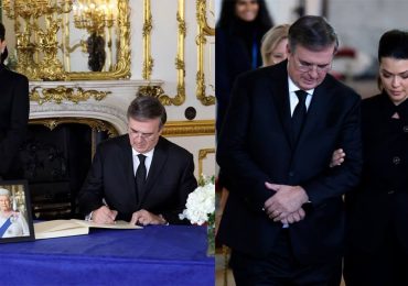 Marcelo Ebrard firma el libro de condolencias previo al funeral de la reina Isabel II