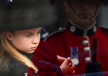 La princesa Charlotte rompió en llanto al ver bajar el ataúd de su bisabuela