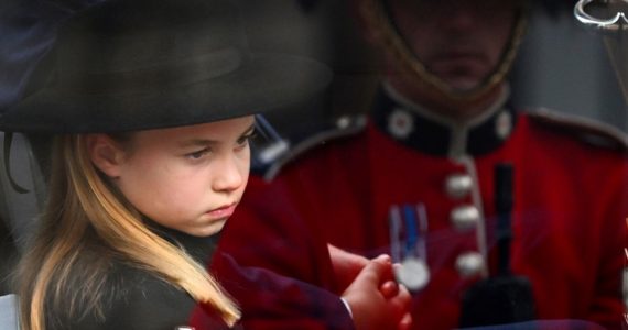 La princesa Charlotte rompió en llanto al ver bajar el ataúd de su bisabuela