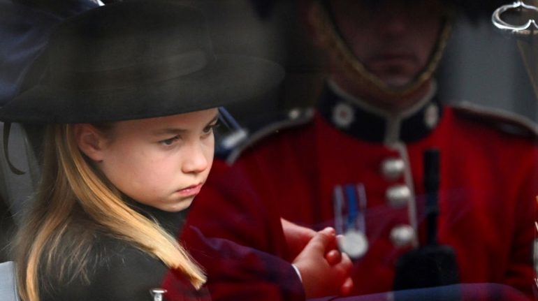 La princesa Charlotte rompió en llanto al ver bajar el ataúd de su bisabuela