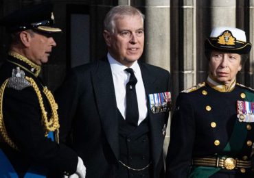 El príncipe Andrés recibe insultos en la procesión del ataúd de Isabel II