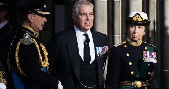 El príncipe Andrés recibe insultos en la procesión del ataúd de Isabel II