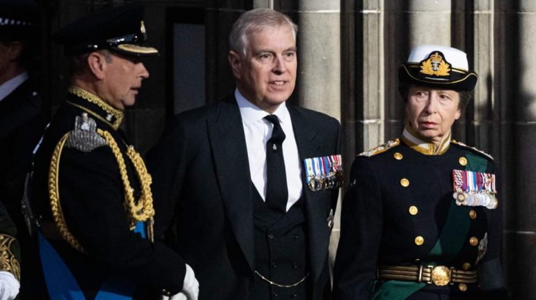 El príncipe Andrés recibe insultos en la procesión del ataúd de Isabel II