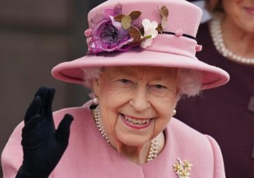 La reina Isabel II padeció cáncer, reveló un amigo cercano