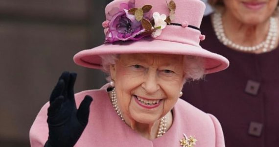 La reina Isabel II padeció cáncer, reveló un amigo cercano