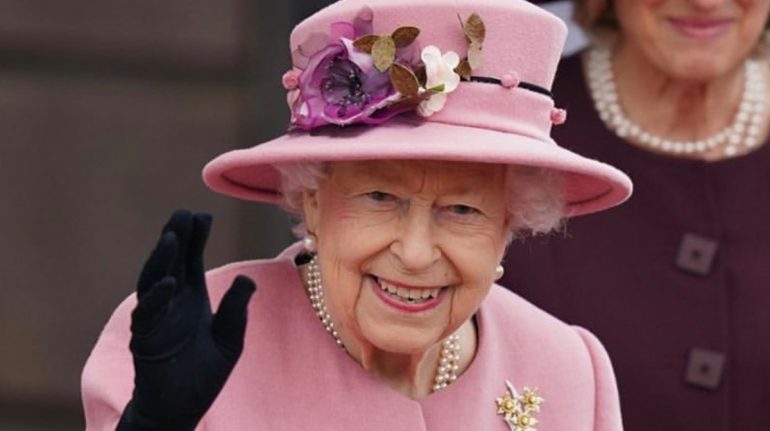 La reina Isabel II padeció cáncer, reveló un amigo cercano