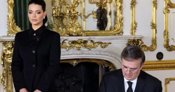 Ella es Rosalinda Bueso, la esposa de Ebrard que perfilan a "futura primera dama"