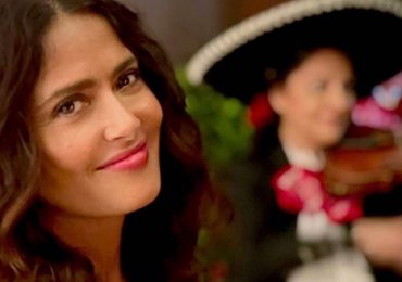 Salma Hayek celebró su cumpleaños cantando y bailando con mariachi (VIDEO)
