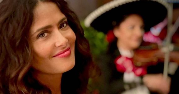 Salma Hayek celebró su cumpleaños cantando y bailando con mariachi (VIDEO)