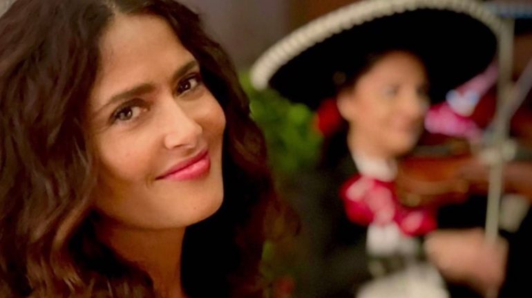 Salma Hayek celebró su cumpleaños cantando y bailando con mariachi (VIDEO)