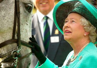 Carlos III venderá los caballos que tanto amaba su madre Isabel II