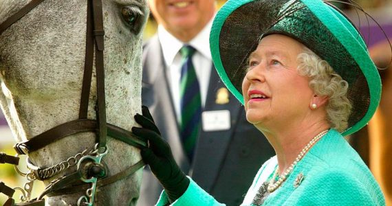 Carlos III venderá los caballos que tanto amaba su madre Isabel II