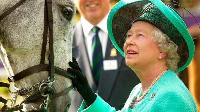 Carlos III venderá los caballos que tanto amaba su madre Isabel II