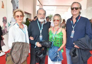 Carlos Slim se deja ver con su pareja en el Gran Premio de México