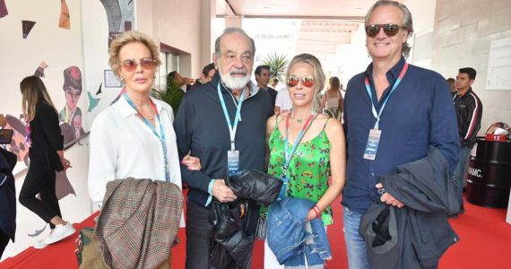 Carlos Slim se deja ver con su pareja en el Gran Premio de México