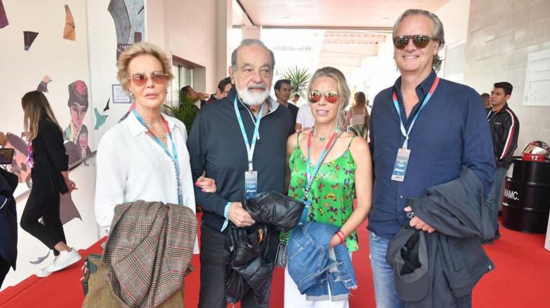 Carlos Slim se deja ver con su pareja en el Gran Premio de México