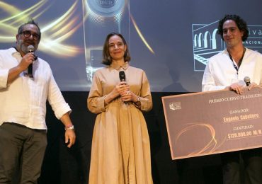 Ramiro González Luna y Daniela Michel entregan el Premio Cuervo Tradicional a Eugenio Caballero, director de producción de “Bardo”