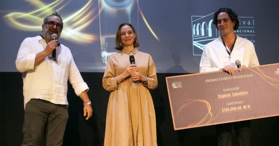 Ramiro González Luna y Daniela Michel entregan el Premio Cuervo Tradicional a Eugenio Caballero, director de producción de “Bardo”