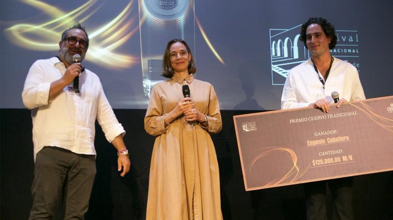 Ramiro González Luna y Daniela Michel entregan el Premio Cuervo Tradicional a Eugenio Caballero, director de producción de “Bardo”