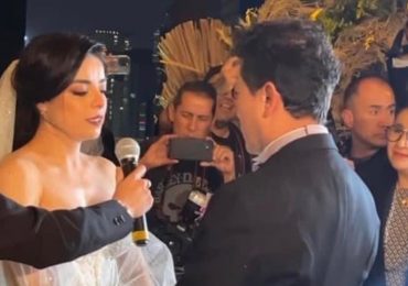 Así fue la boda de la actriz Violeta Isfel; su hijo la entregó al altar