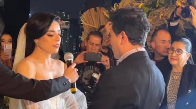 Así fue la boda de la actriz Violeta Isfel; su hijo la entregó al altar