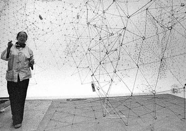 Gego en el montaje de la Reticulárea. Galería de Arte Nacional, Caracas, 1980. Foto: Christian Belpaire. Cortesía Archivo Fundación Gego.