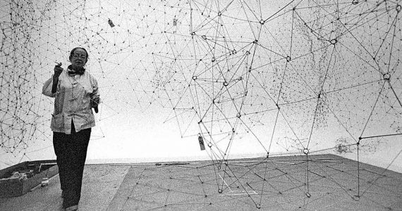 Gego en el montaje de la Reticulárea. Galería de Arte Nacional, Caracas, 1980. Foto: Christian Belpaire. Cortesía Archivo Fundación Gego.