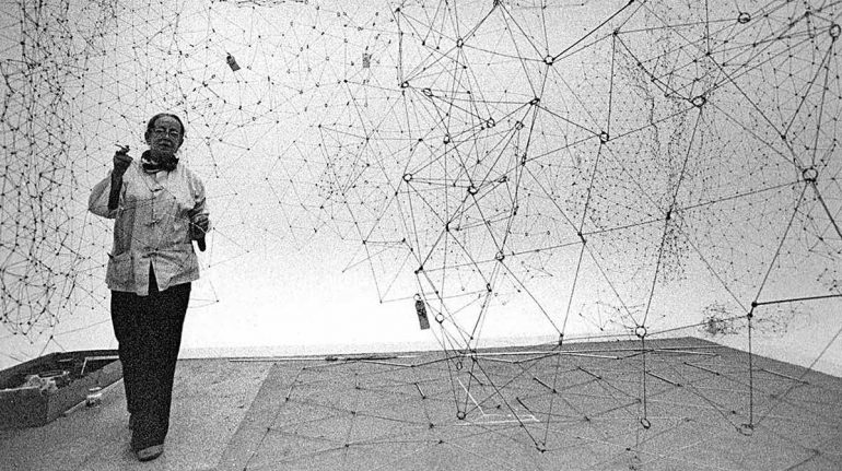 Gego en el montaje de la Reticulárea. Galería de Arte Nacional, Caracas, 1980. Foto: Christian Belpaire. Cortesía Archivo Fundación Gego.